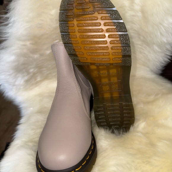 Dr. Martens Women's 2976 Chelsea Boot Vintage Taupe Leather Virginia Retail $190 - Picture 4 of 8